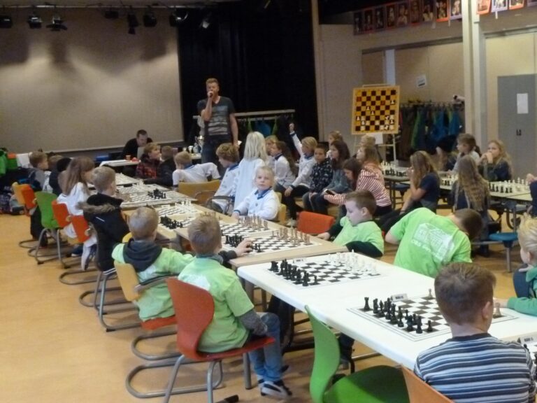 Prachtig schoolschaaktoernooi in de Huifkar Dit jaar is…