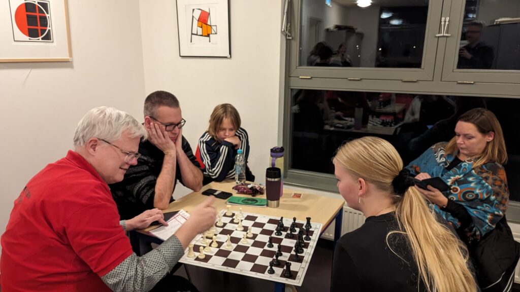 Leden en ouders aan het schaakbord op de clubavond